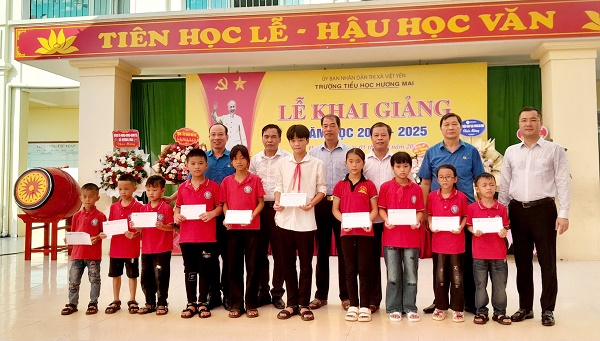 Comrade Le Duc Tho, Vice Chairman of the Provincial Labor Federation (standing first in the row of delegates from left to right), Mr. Do Tuan Long, Deputy Director of the Joint Stock Commercial Bank for Foreign Trade of Vietnam - Tay Bac Giang Branch (standing first in the row of delegates from right to right)