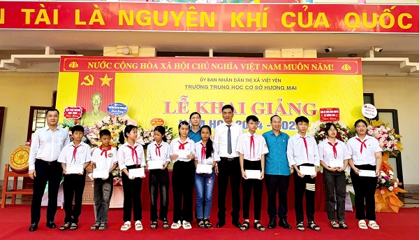 Comrade Le Duc Tho, Vice Chairman of the Provincial Labor Federation (standing first in the row of delegates from right to left), Mr. Do Tuan Long, Deputy Director of the Joint Stock Commercial Bank for Foreign Trade of Vietnam - Tay Bac Giang Branch (standing first in the row of delegates from left to right)