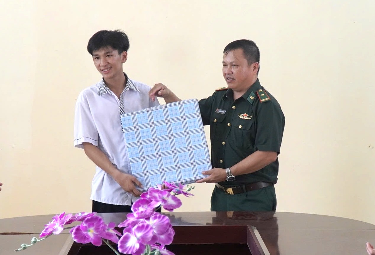 Roon Border Guard Station gave Vu a gift when he passed the Border Guard Academy entrance exam. Photo: H. Huyen