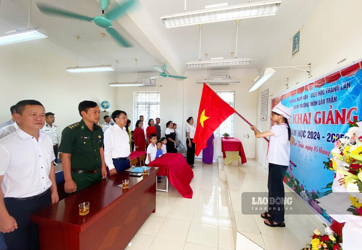 Không đông đúc, nhộn nhịp nhưng lễ khai giảng năm học mới tại  phân hiệu Liên cấp đảo Trần thuộc trường Tiểu học Thanh Lân, huyện Cô Tô - điểm trường xa nhất tỉnh Quảng Ninh cũng diễn ra với đầy đủ nghi thức trang nghiêm.  