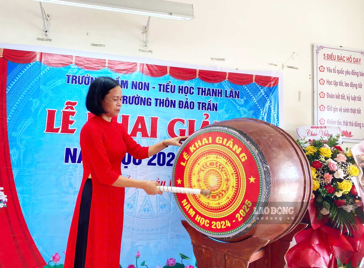 Bà Phạm Thị Chung - Phó Hiệu trưởng Trường Tiểu học Thanh Lân đánh trống khai giảng năm học mới. 