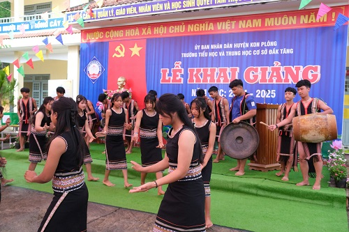 Học sinh vùng cao ca múa trong ngày vui khai giảng năm học mới. Ảnh: Thanh Tuấn 