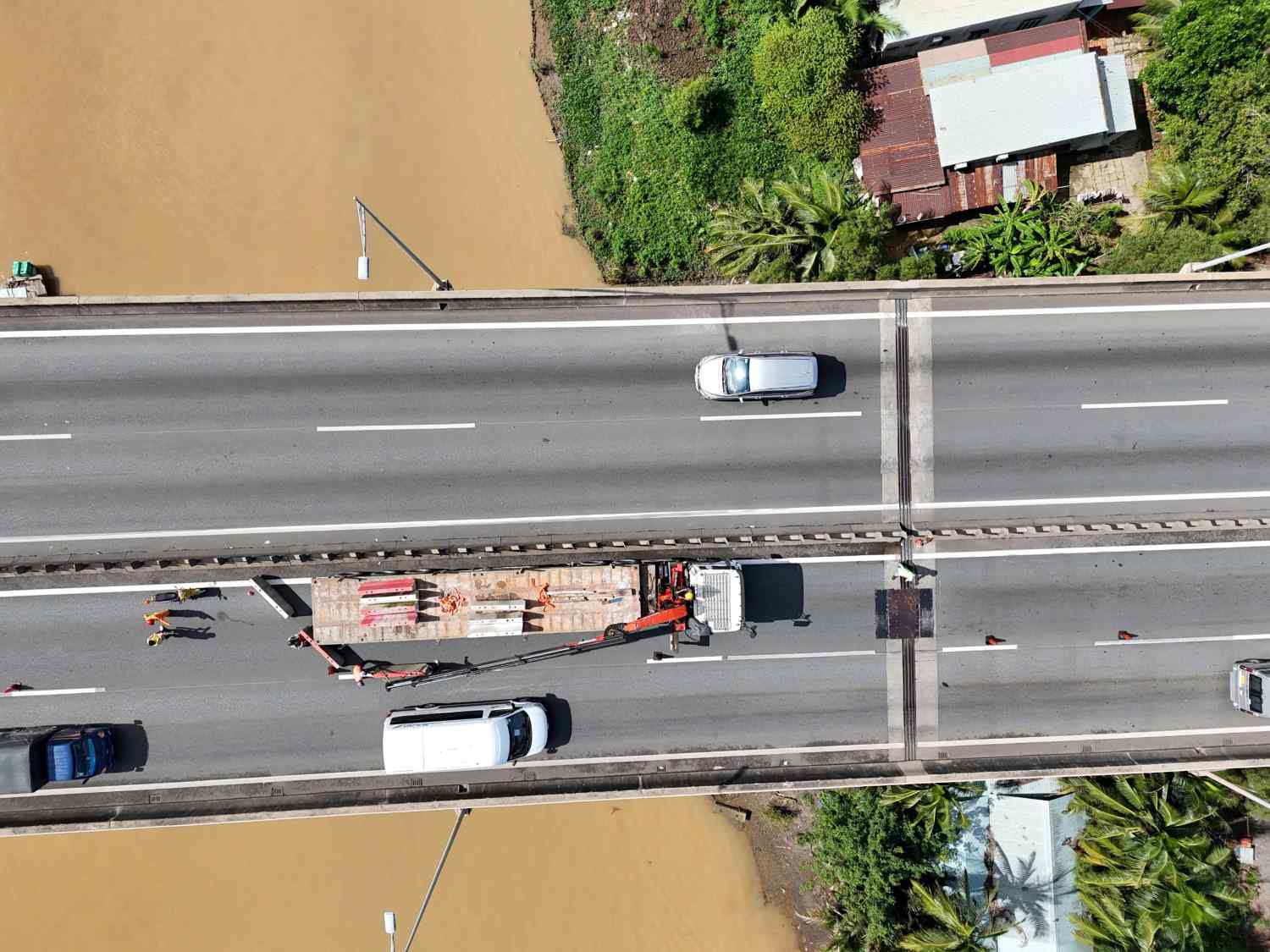 Long Thanh Bridge barrier (from Dong Nai to Ho Chi Minh City) to repair expansion joints. Photo: Minh Quan