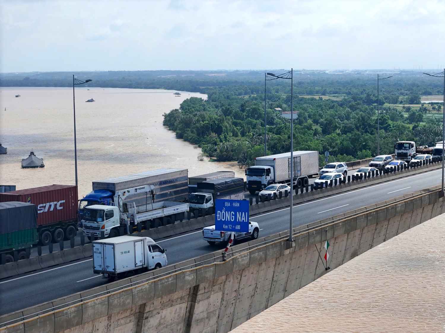 Xe nối đuôi nhau nhích từng chút một trên cầu Long Thành hướng từ Đồng Nai về TPHCM.  Ảnh: Minh Quân