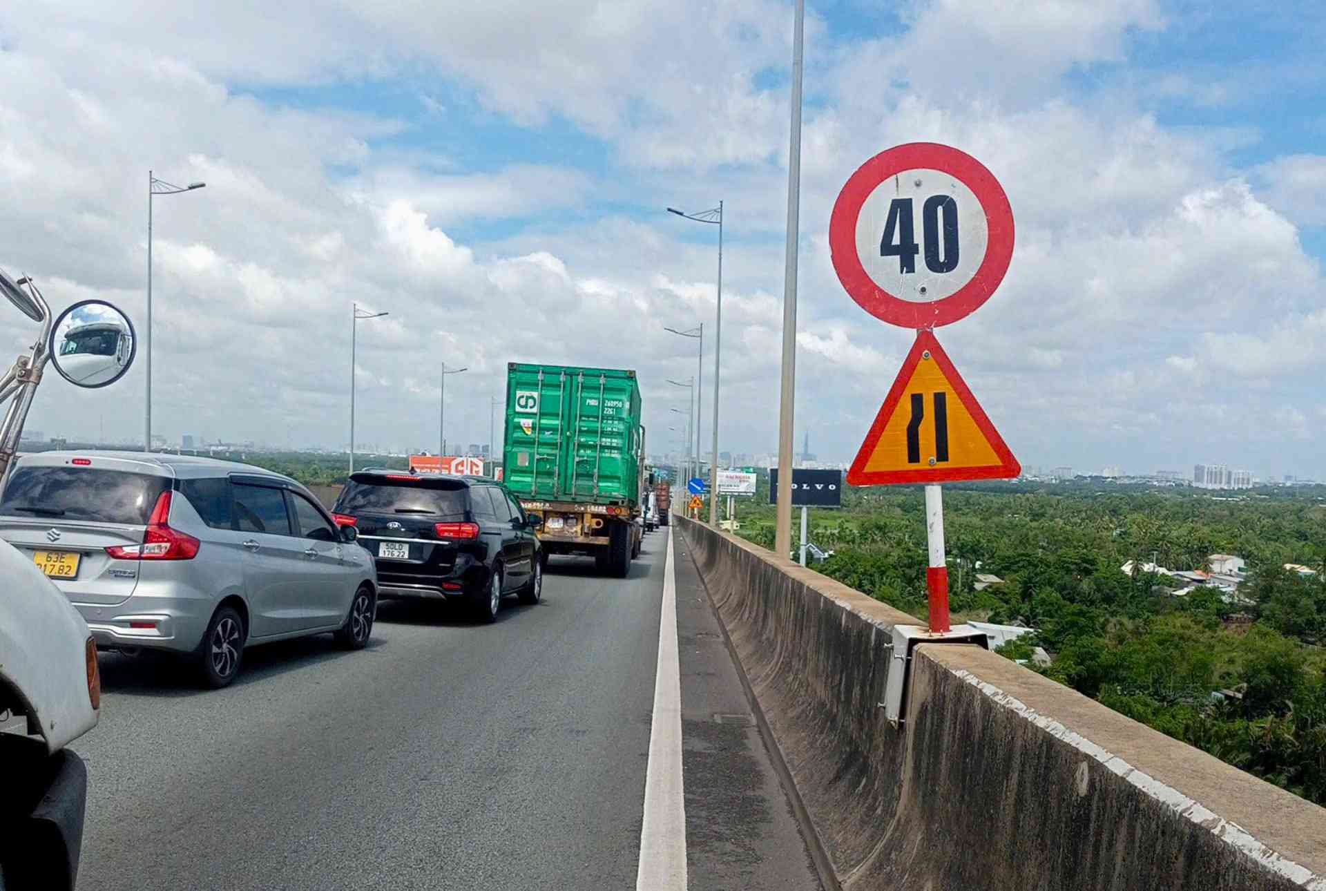 Vehicles crossing Long Thanh Bridge will slow down to 40km/h to ensure safety. Photo: Ha Anh Chien