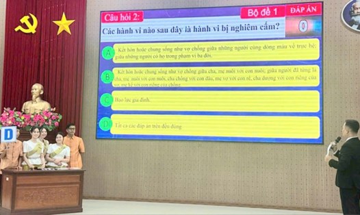 Phần thi trắc nghiệm của hội thi Tìm hiểu pháp luật về lĩnh vực công tác dân tộc. Ảnh: Xuân Nhi