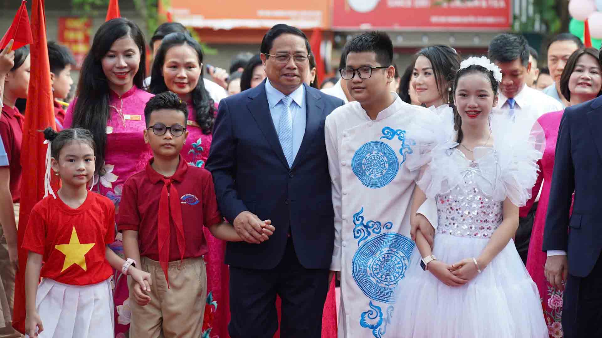Thủ tướng dự khai giảng tại ngôi trường đặc biệt ở Hà Nội. Ảnh: Hải Nguyễn