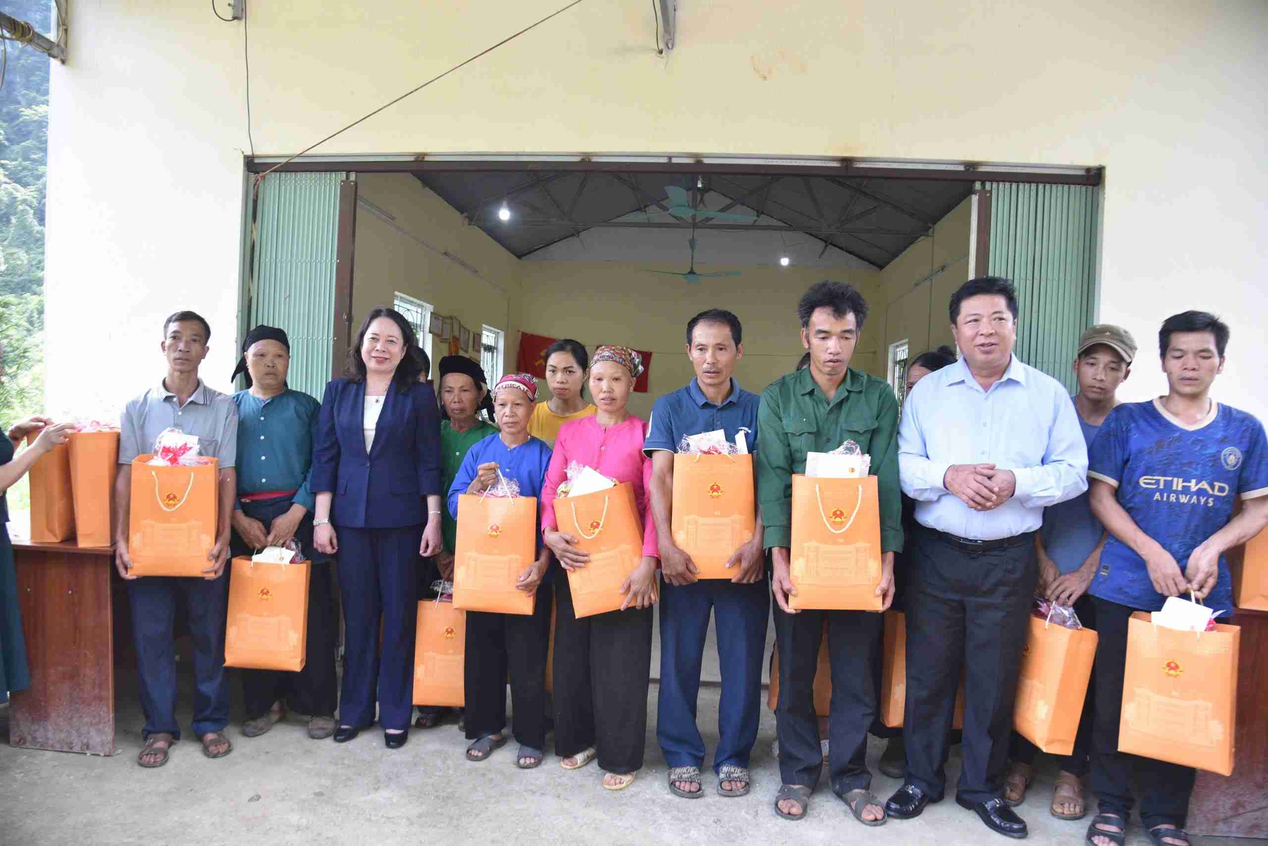 Cũng trong sáng nay, Phó Chủ tịch nước và đoàn công tác đến thăm, động viên và tặng quà các gia đình bị thiệt hại do thiên tai tại xã Mã Ba, huyện Hà Quảng. Phó Chủ tịch nước đề nghị cấp ủy, chính quyền địa phương huy động lực lượng khắc phục hậu quả do thiên tai gây ra trên địa bàn, quan tâm hỗ trợ, giúp đỡ các gia đình bị ảnh hưởng để các gia đình sớm vượt qua khó khăn, ổn định cuộc sống và lao động sản xuất. Ảnh: Vũ Tiệp.