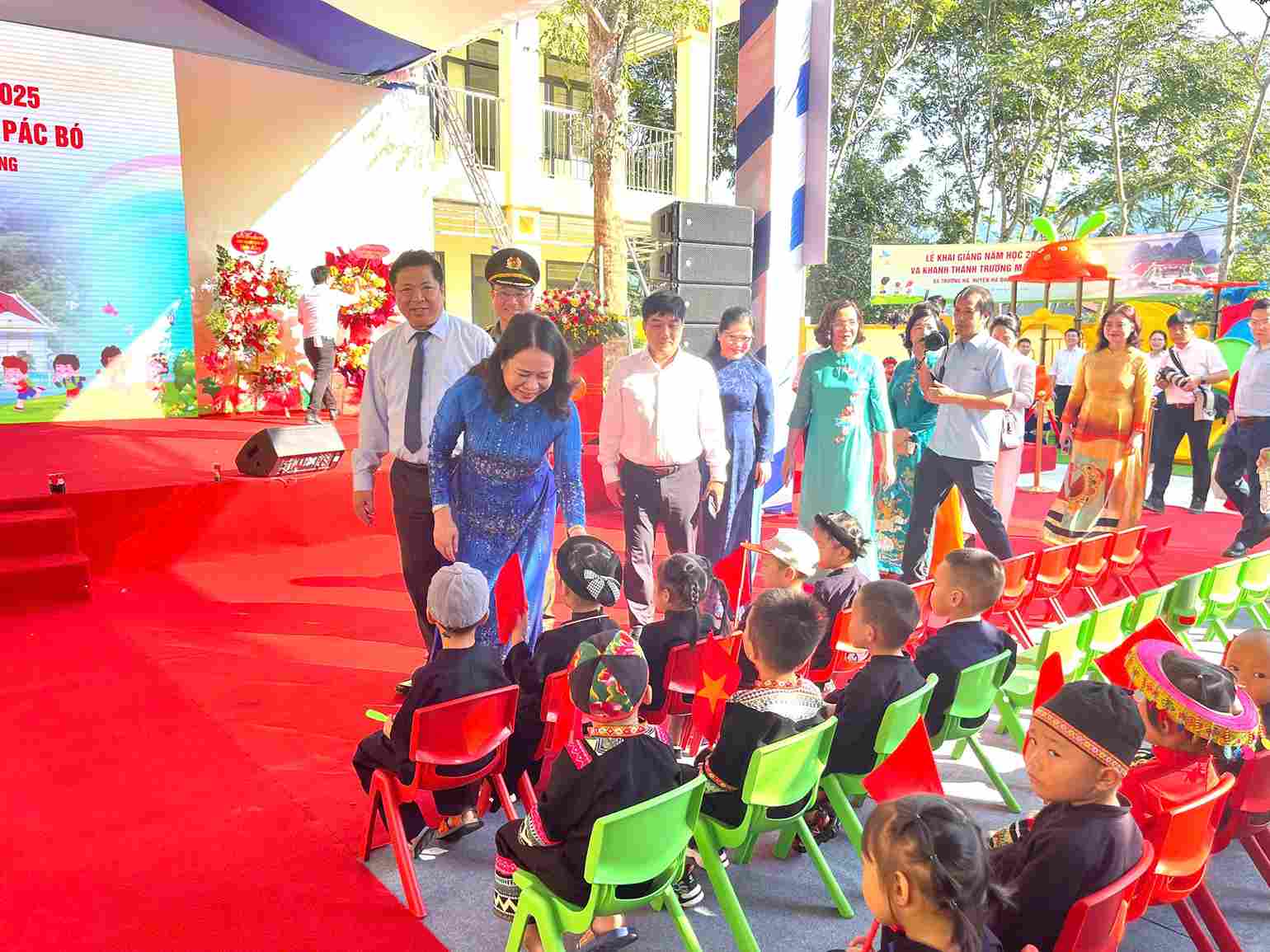 Vice President with students at the opening ceremony. Photo: Vu Tiep.