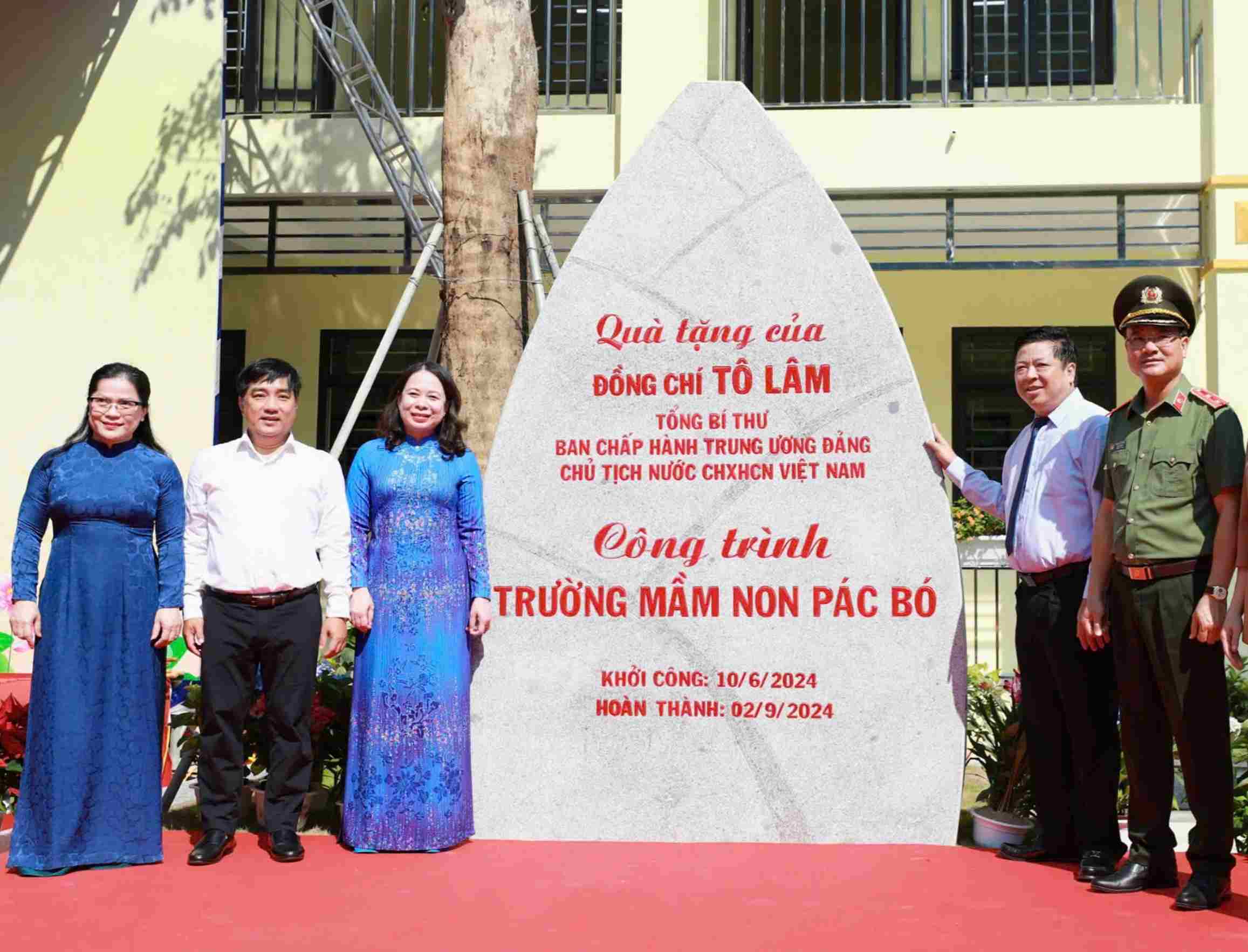 Vice President Vo Thi Anh Xuan and delegates next to the signboard of Pac Bo Kindergarten. Photo: Nam Khanh.