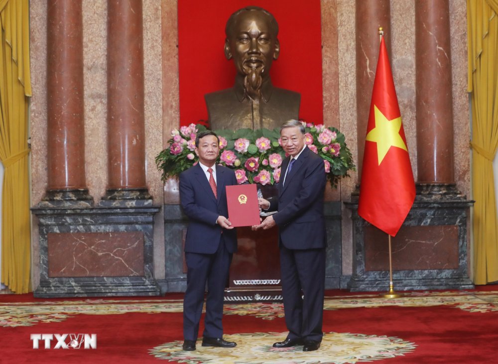 General Secretary and President To Lam presents the Decision appointing Vietnamese Ambassador to foreign countries to Mr. Nguyen Minh Tam, Deputy Head of the Central External Relations Commission. Photo: Lam Khanh/VNA