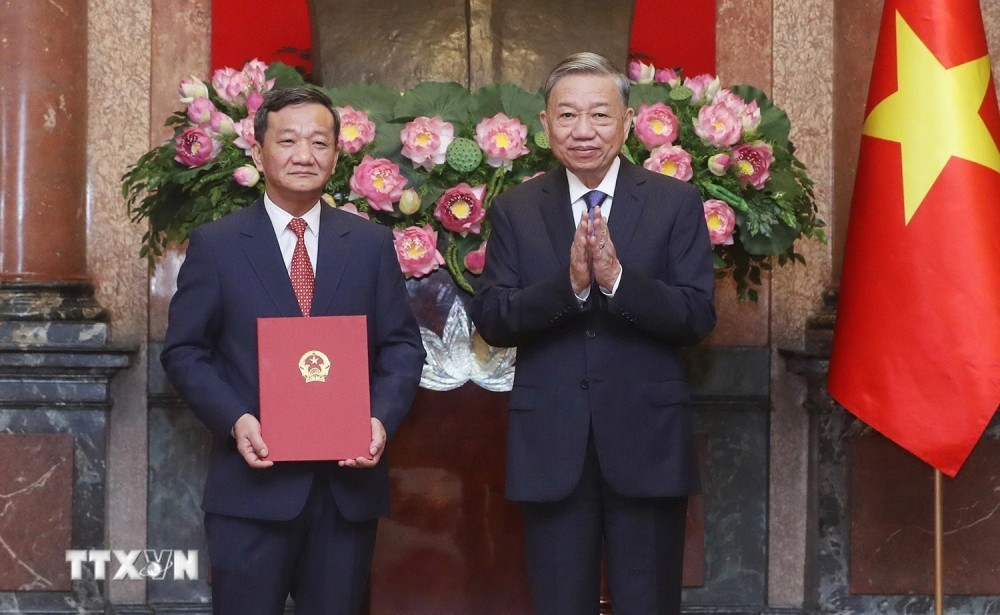 Tổng Bí thư, Chủ tịch nước Tô Lâm trao Quyết định bổ nhiệm Đại sứ Việt Nam tại nước ngoài cho ông Nguyễn Minh Tâm - Phó Trưởng Ban Đối ngoại Trung ương. Ảnh: Lâm Khánh/TTXVN