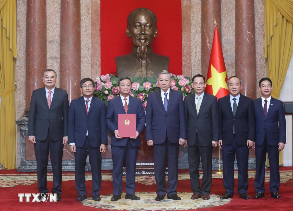 General Secretary and President To Lam with delegates attending the decision-giving ceremony. Photo: Lam Khanh/VNA