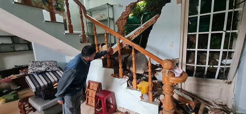 Houses damaged by landslides. Photo: Nguyen Quan