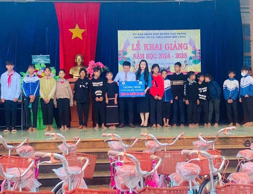 Đại diện LĐLĐ tỉnh trao sách vở mới cho học sinh nhân dịp năm học mới. Ảnh: Thanh Tuấn 