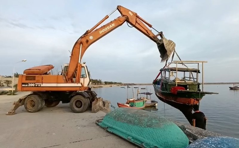 Tàu thuyền ở huyện Bạch Long Vĩ, Hải Phòng được cẩu lên bờ để tránh trú an toàn trong bão số 3. Ảnh: Sơn Hà