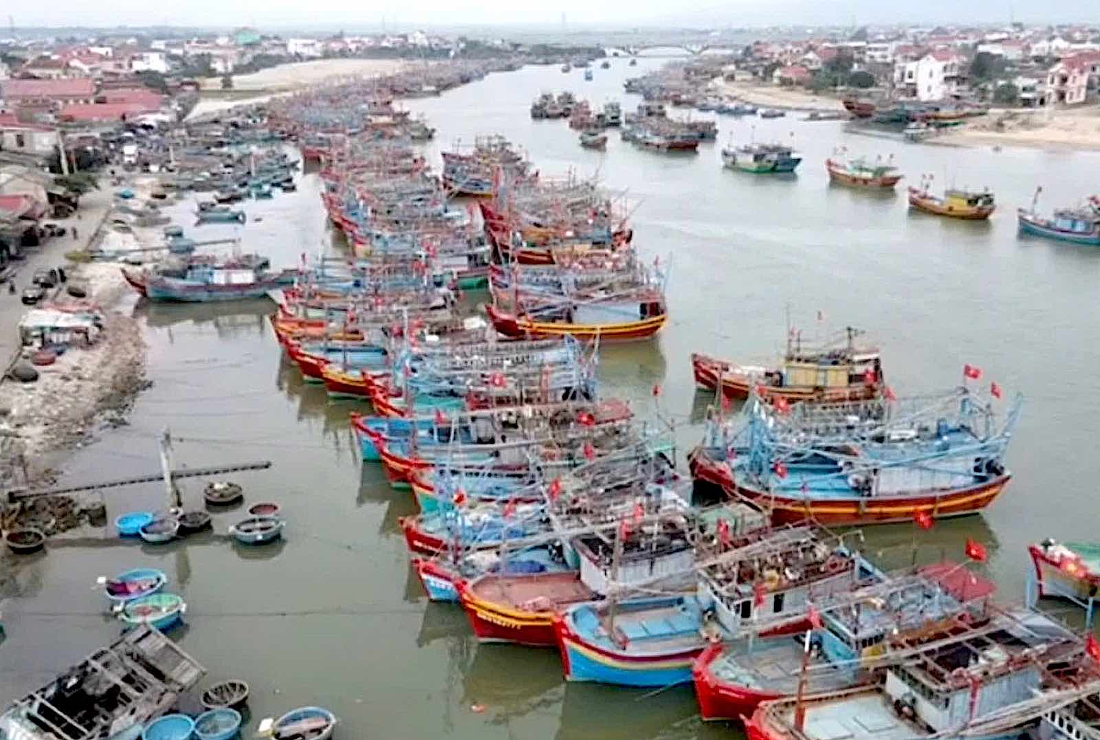 Tàu thuyền ở Quảng Bình đã được lực lượng chức năng thông báo và đến nơi tránh, trú an toàn. Ảnh: Công Sáng