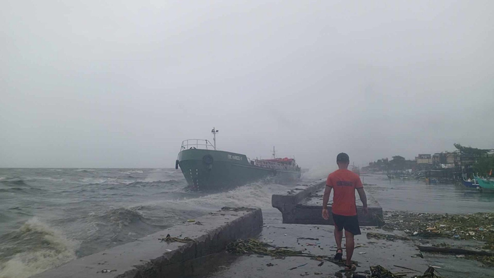 Cơ quan chức năng Philippines đã tiếp nhận 5 sự cố hàng hải tại thành phố Navotas vào ngày 2.9, do ảnh hưởng của bão Enteng - tên địa phương của bão Yagi. Ảnh: Philippine Coast Guard (PCG)