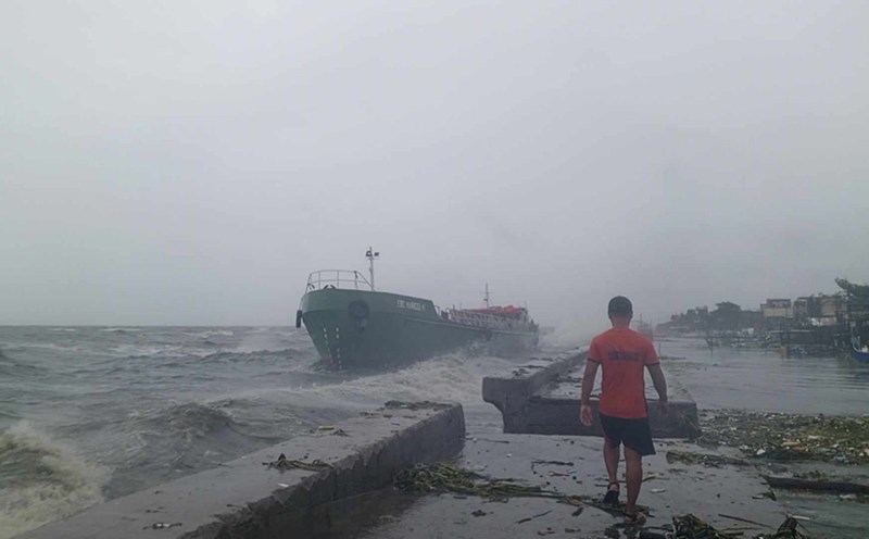 Cơ quan chức năng Philippines đã tiếp nhận 5 sự cố hàng hải tại thành phố Navotas vào ngày 2.9, do ảnh hưởng của bão Enteng - tên địa phương của bão Yagi. Ảnh: Philippine Coast Guard (PCG)