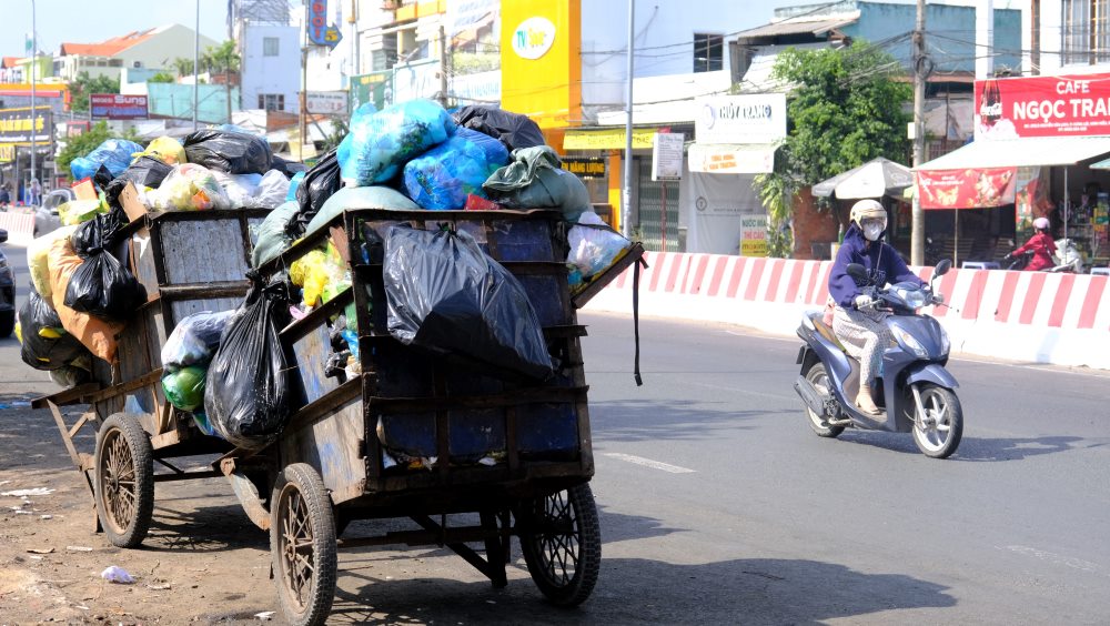 Rác thải dưới chân cầu Hưng Lợi. Ảnh: Phong Linh