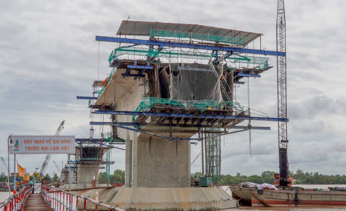 It's been raining heavily these days, but the construction workers are not discouraged. They all focus on their work so that the project can be completed on schedule.