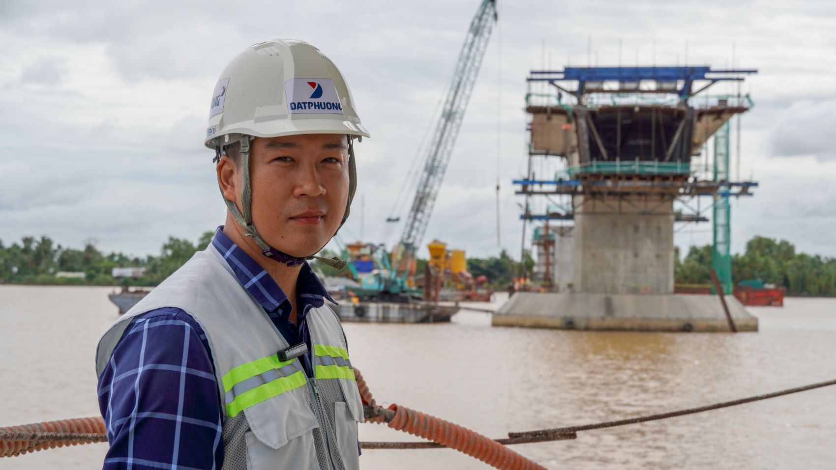 Mr. Nguyen Tien Dung - Project Manager, Dat Phuong Group Joint Stock Company said that it is expected that in November 2024, the girder installation will be carried out, the bridge will be held at the end of April 2025 and the entire bridge will be completed in 2025.