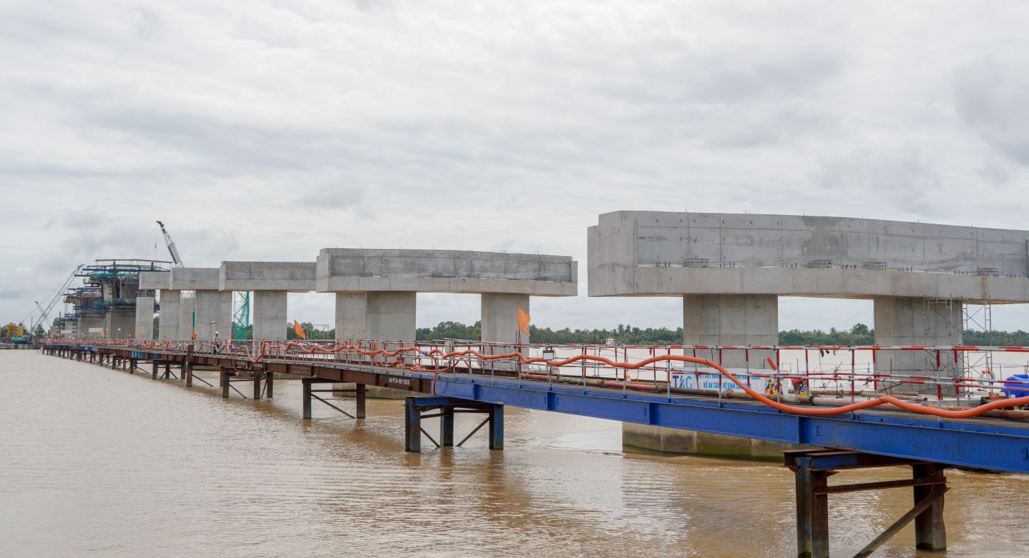 The Dai Ngai Bridge project has a total investment of more than 8,000 billion VND, with a total length of more than 15km. Of which, there are 2 main overpasses, including Dai Ngai Bridge 1 and Dai Ngai Bridge 2, connecting Tra Vinh and Soc Trang provinces. When completed, the project will help open the entire National Highway 60, helping the coastal provinces of the Mekong Delta shorten the distance from Ho Chi Minh City by nearly 80km.