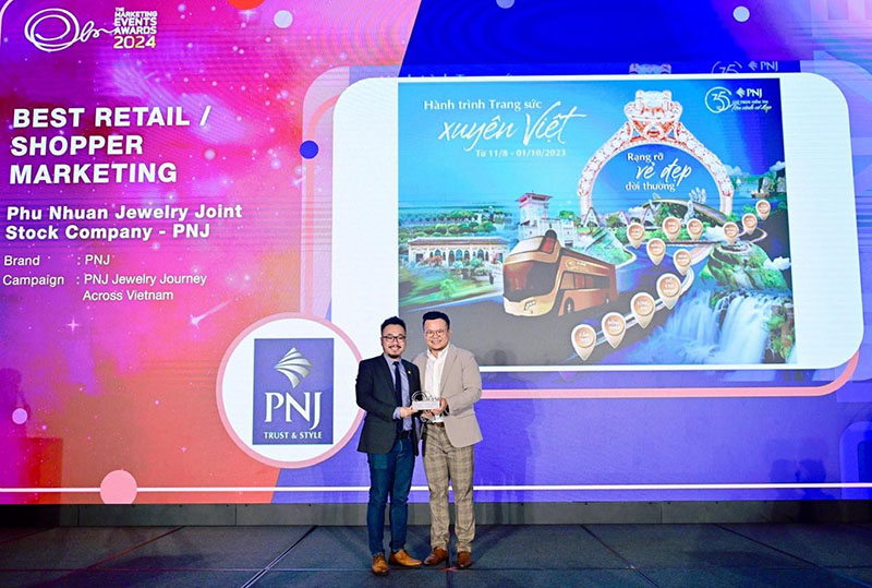 Đại diện PNJ nhận giải thưởng Best Retail Marketing 2024 tại Singapore. Ảnh: DN cung cấp