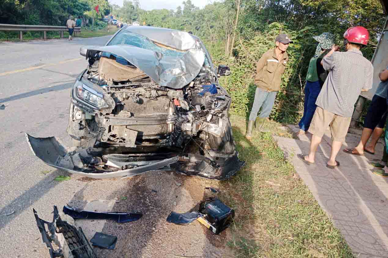 Hiện trường vụ tai nạn giữa xe máy với chiếc xe ôtô con này khiến 2 người đi xe máy tử vong. Ảnh: Trần Tuấn.