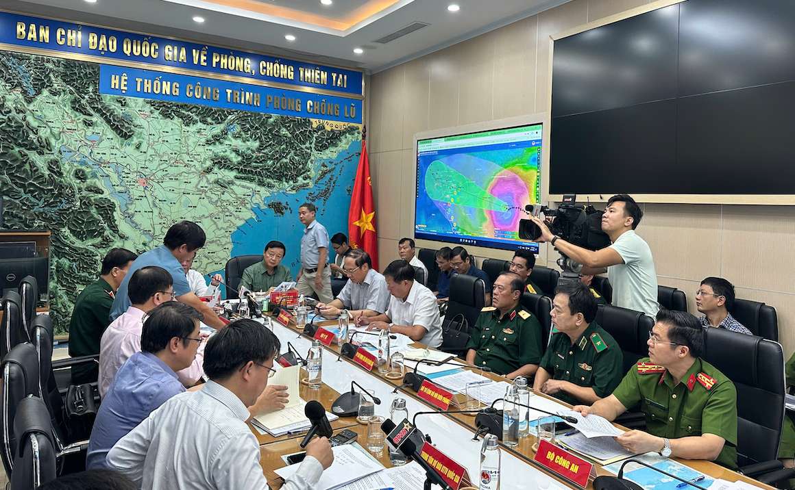 Deputy Prime Minister Tran Hong Ha chaired a meeting to respond to storm No. 3 Yagi. Photo: Viet Anh