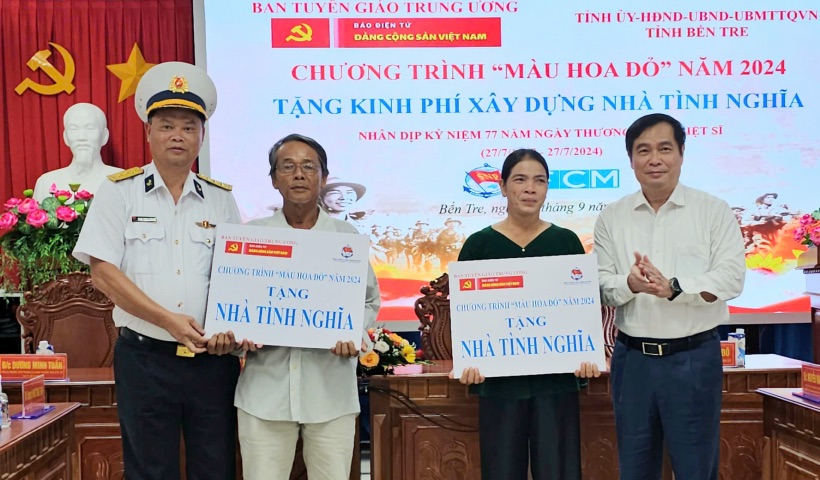 Ông Phan Xuân Thủy - Phó Trưởng Ban Tuyên giáo Trung ương (bên phải) - trao tặng và chúc mừng các gia đình chính sách có hoàn cảnh khó khăn nhận nhà tình nghĩa, nhà tình thương. Ảnh: Thành Nhân