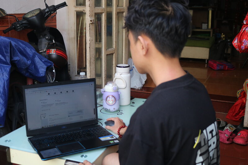 Thành viên gia đình anh Khánh vào mua vé máy bay du lịch hè 2025 cho cả gia đình. Ảnh: Huân Cao