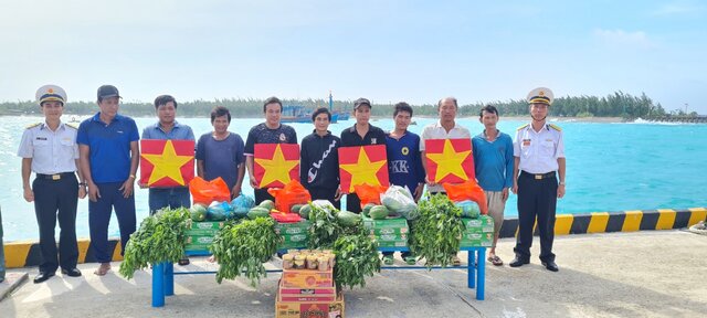 Officers and soldiers of Sinh Ton Island give gifts to fishermen taking shelter from storm No. 3. Photo: Navy