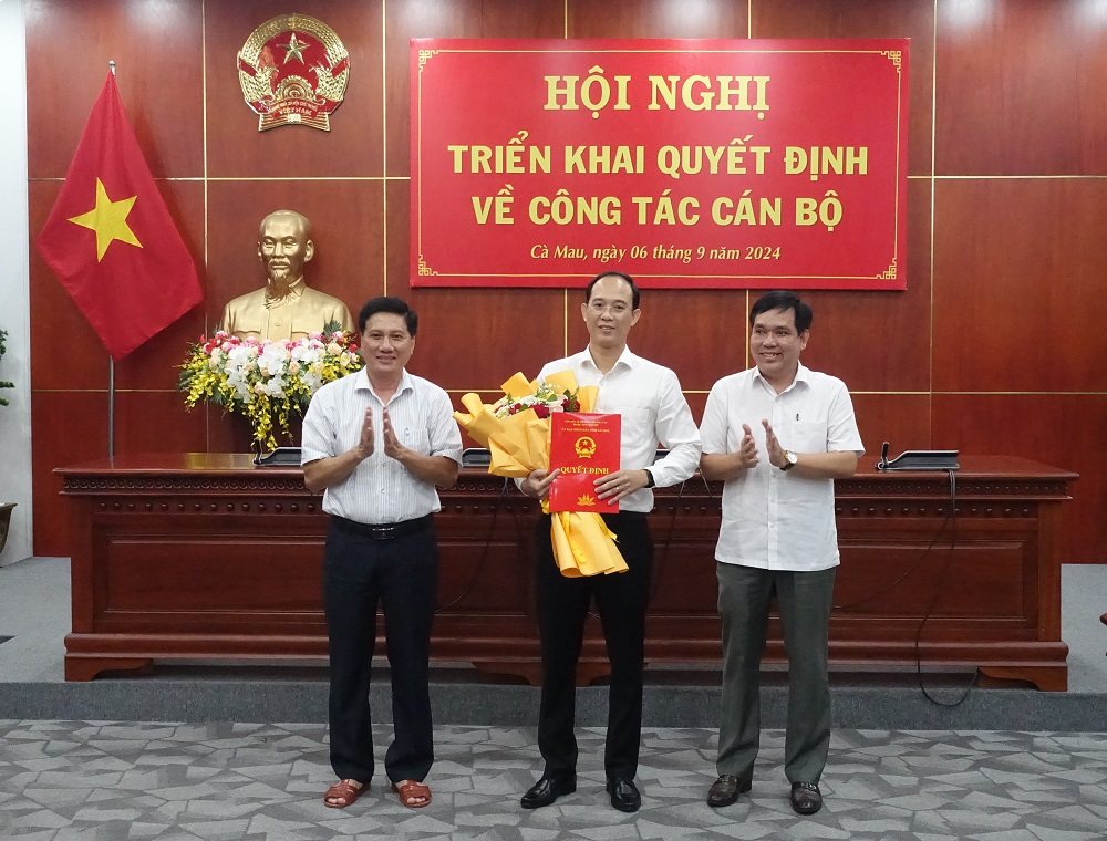 Handing over the decision to transfer and appoint Mr. Nguyen Dang Khoa (middle) to hold the position of Deputy Chief of Office of the Provincial People's Committee. Photo: camau.gov.vn