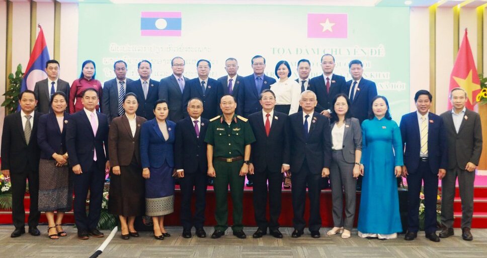 Đoàn lãnh đạo Quốc hội Việt Nam - Lào chụp ảnh lưu niệm. Ảnh: Mai Hương