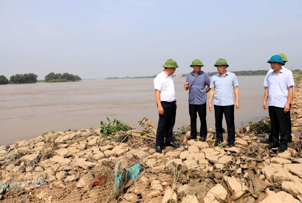 Phó Chủ tịch UBND tỉnh Thái Bình Lại Văn Hoàn kiểm tra công tác ứng phó với bão số 3 tại bờ kè sông Hồng địa phận xã Nam Hồng (huyện Tiền Hải) sáng 5.9. Ảnh: Nam Hồng 

