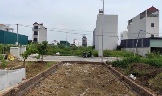 Nhiều lô đất nền vùng ven Hà Nội đang được rao bán. Ảnh: Thu Giang