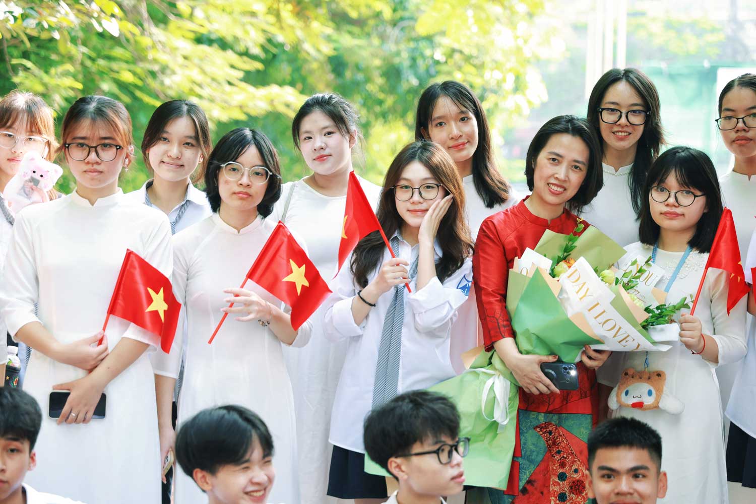 Students take the opportunity to preserve the best memories with teachers and friends. Photo: Viet Anh