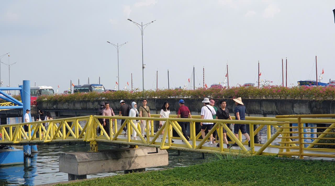 Cuối giờ chiều nay (5.9), lác đác vẫn còn du khách lên tàu tham quan vịnh Hạ Long. Ảnh: Nguyễn Hùng