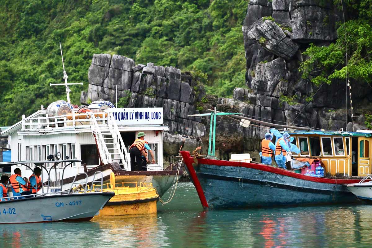 Ha Long Bay Management Board moves assets and fishermen back to shore. Photo: Provided by Unit