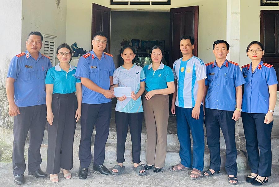 Công đoàn Viện Kiểm sát thị xã Hoàng Mai trao kinh phí hỗ trợ và quà tặng năm học mới cho con đỡ đầu Trần Thị Khánh Huyền mồ côi mẹ tại xã Quỳnh Lộc, đồng hành cùng em đến trường. Ảnh: Nguyễn Vân