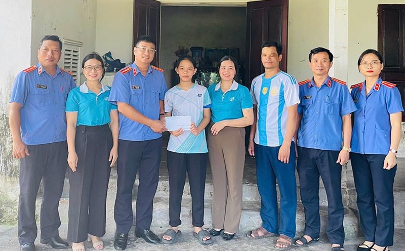 Công đoàn Viện Kiểm sát thị xã Hoàng Mai trao kinh phí hỗ trợ và quà tặng năm học mới cho con đỡ đầu Trần Thị Khánh Huyền mồ côi mẹ tại xã Quỳnh Lộc, đồng hành cùng em đến trường. Ảnh: Nguyễn Vân