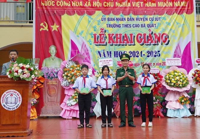 Dak Nong Provincial Border Guards presented scholarships to students on the opening day of the new school year. Photo: Van Hoan