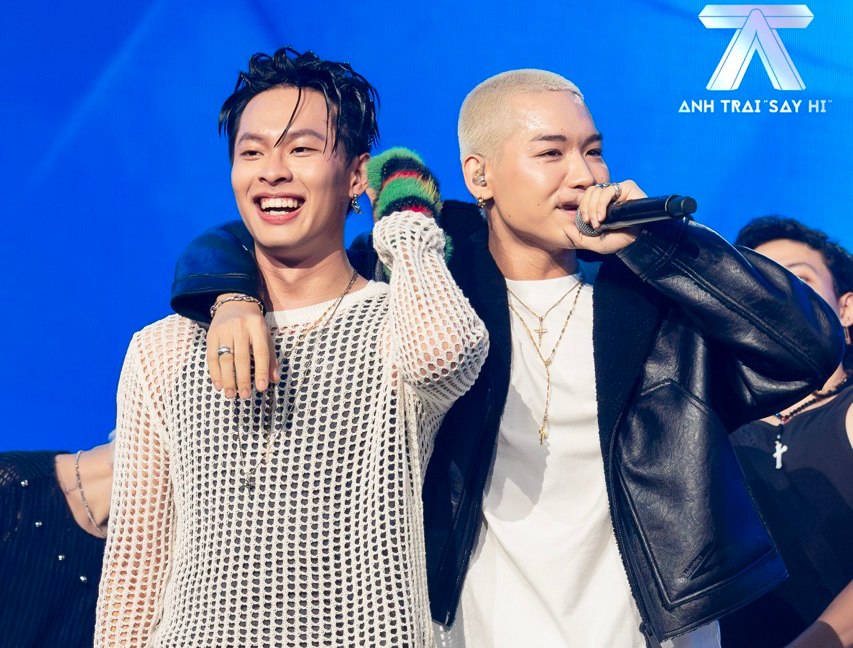  WEAN (phải) trở lại  sân khấu Chung kết 1 Anh trai say hi để trợ diễn cho các anh trai thi đấu. Ảnh: NSX.