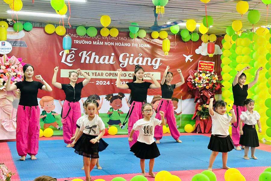 Học sinh và giáo viên Trường Mầm non Hoàng Thị Loan (phường Bến Thủy-TP. Vinh, Nghệ An) biểu diễn văn nghệ trong lễ khai giảng. Ảnh: Quang Đại