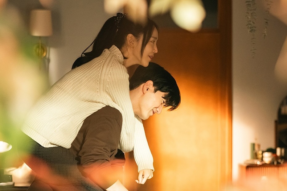 Shin Hye Sun, Lee Jin Wook đóng vai cặp đôi hẹn hò 8 năm. Ảnh: Nhà sản xuất