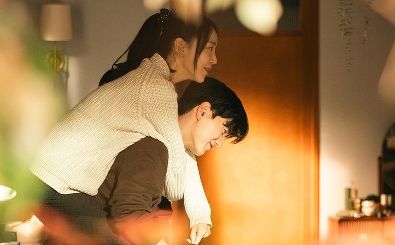 Shin Hye Sun, Lee Jin Wook đóng vai cặp đôi hẹn hò 8 năm. Ảnh: Nhà sản xuất