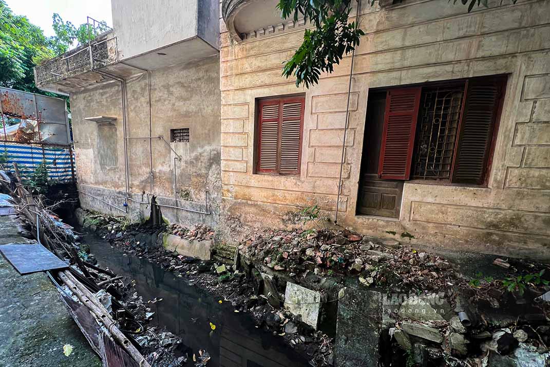 Speaking with Lao Dong, Mr. Hoang Van Hung (the person in charge of the small Kim Lien lake area) said that the only entrance to the small lake must always be locked to prevent encroachment and illegal dumping of garbage.