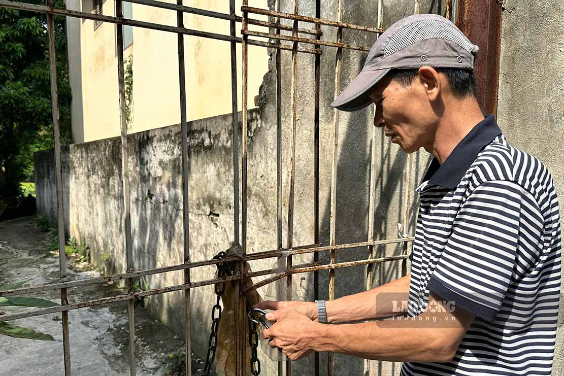 According to observations, this small lake is located in the middle of a densely populated residential area, there is only one way to enter the lake area but it is always locked.