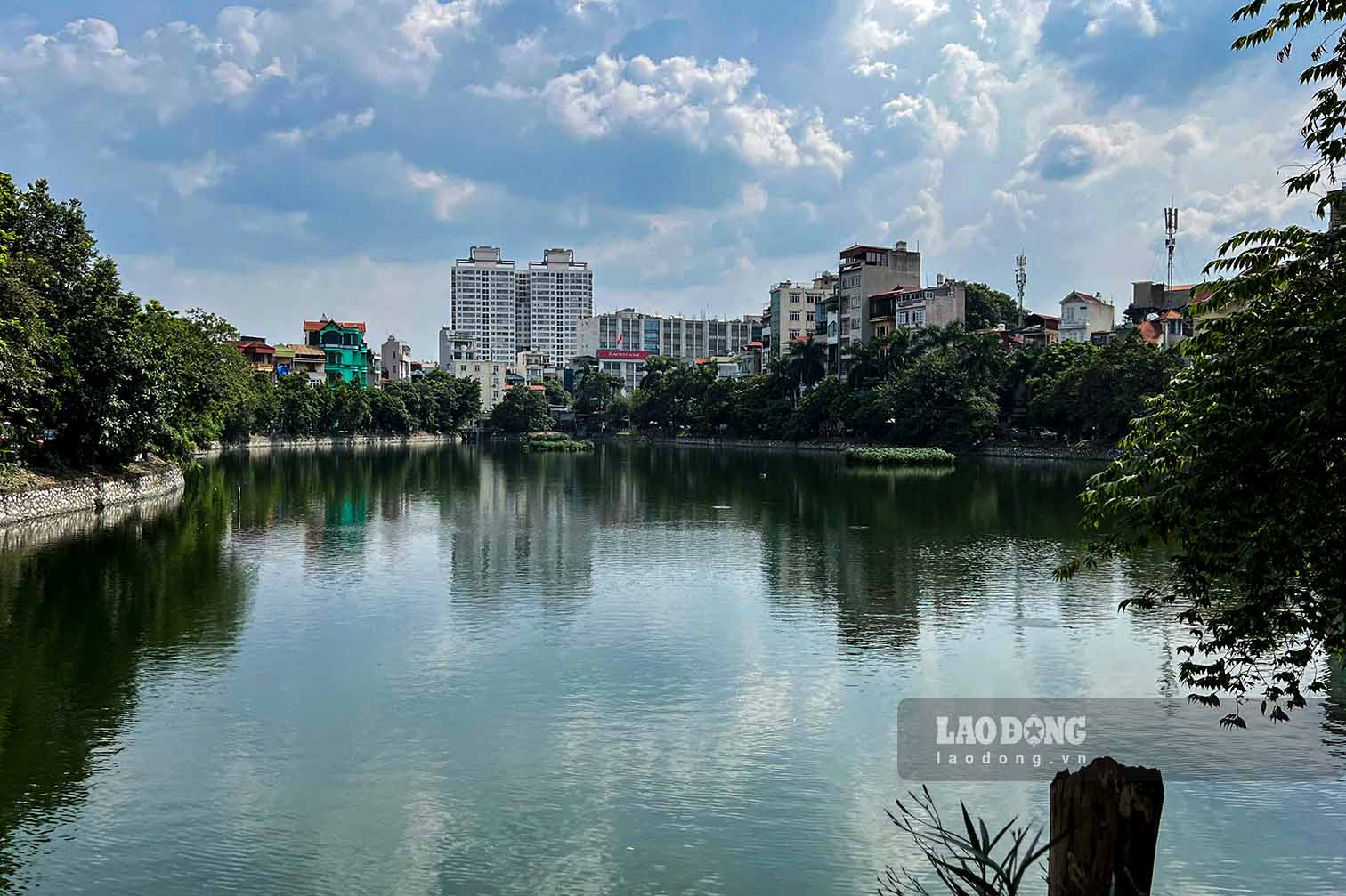 On May 9, according to Lao Dong's records in the Kim Lien Lake area (Dong Da District, Hanoi), the large Kim Lien Lake (also known as Phuong Mai Lake) has an area of ​​about 21,000m2. Up to now, the current status of the lake has completed technical infrastructure, cleaned the environment, prevented encroachment, and increased the area to serve traffic.